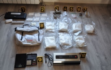 Policija u Tešnja prilikom pretresa pronašla i oduzela 7.3 kg opojne droge