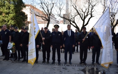U povodu obilježavanja dana Odreda policije za specijalne namjene "004-BOSNA 3" ministar Emir Vračo i policijski komesar Admir Gazić položili cvijeće na spomen ploču