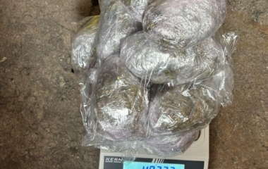 Policija u Zenici izvršenim pretresom pronašla i oduzela oko 826,00 grama opojne droge, dva pištolja i  određenu količinu municije 