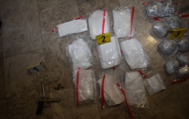 Uspješnom akcijom policije u Zenici pronađeno oružje i 5,1 kg opojne droge