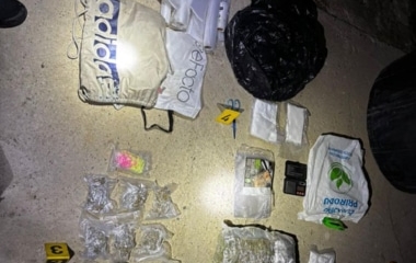 Policija u ZDK izvršenim pretresima pronašla više od 5 kg opojne droge i oružje