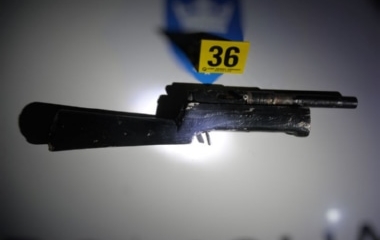 Izvršenim  pretresom u Brezi pronađeno oružje i opojna droga