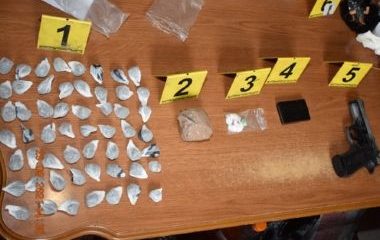 Izvršenim pretresom u Zenici pronađena opojna droga i oružje   